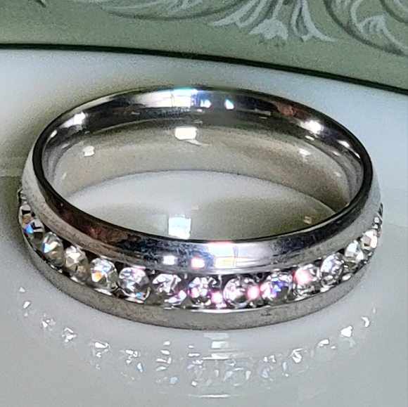 Titanium Ring/band with rhinestones.  Unisex. Size 8 NWT* - Picture 6 of 9